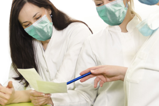 Trois soignants en train de discuter , pour illustration