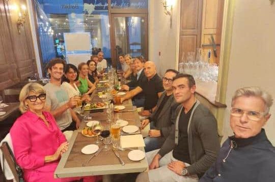 phioto de l'équipe commercial de bonne et joyeuse humeur