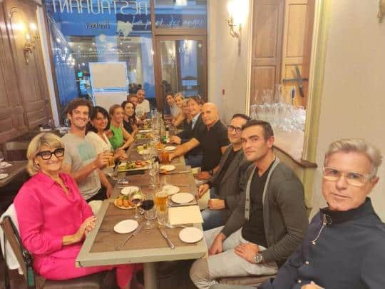 phioto de l'équipe commercial de bonne et joyeuse humeur