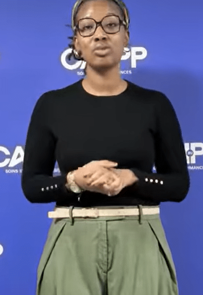 uri Traoré, acheteuse restauration et économat, se prêtent au jeu des caméras